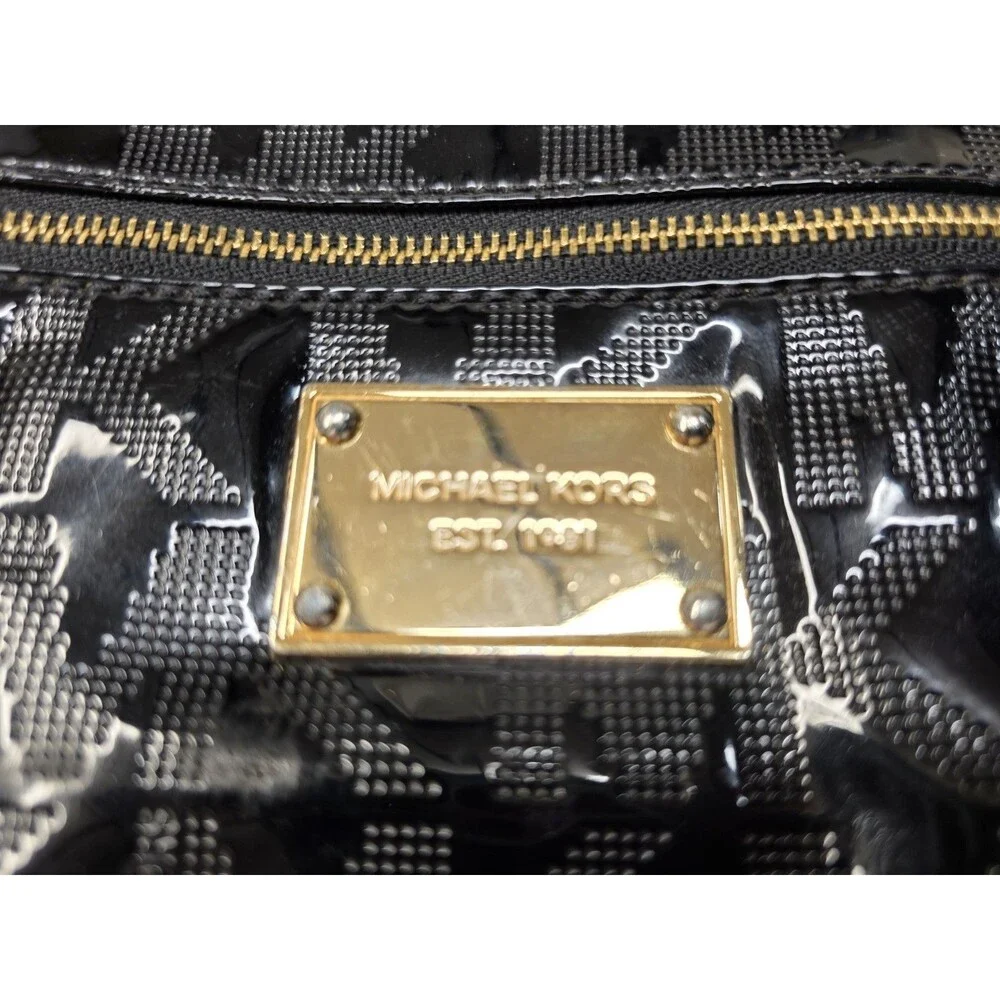 Michael Kors zipper closures